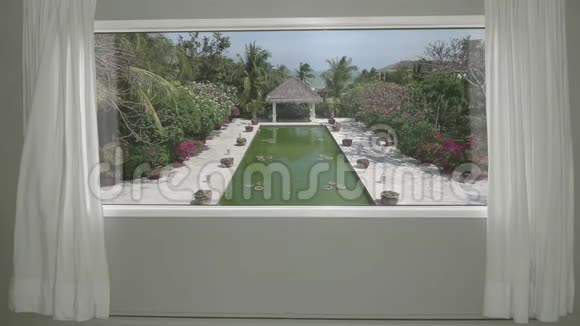 从酒店房间可以看到宁静的热带度假胜地有花园和游泳池背景板彩色关键视频背景视频的预览图