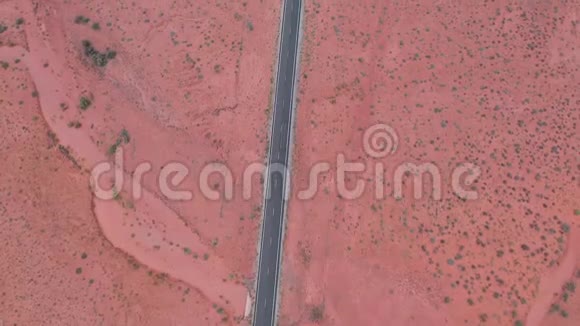 从空中俯瞰通往亚利桑那州纪念碑谷的漫长道路视频的预览图