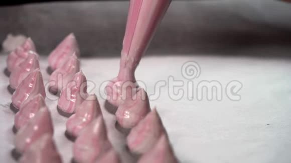 在烤盘上关闭管道墨林格混合物的视图自制的粉嫩雪吻的准备视频的预览图