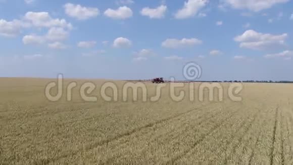 带长吊杆的自行式喷雾器正在田里行驶视频的预览图
