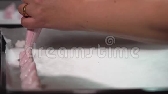 在烤盘上关闭管道墨林格混合物的视图自制的粉嫩雪吻的准备视频的预览图