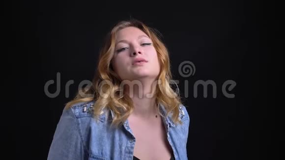 成人白种人女性加尺寸模型的特写肖像摆在相机前背景隔离视频的预览图