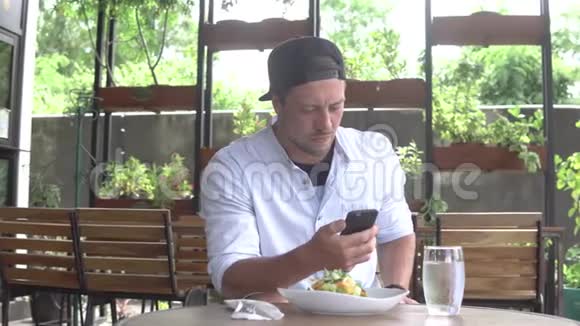 午餐时带智能手机的人视频的预览图