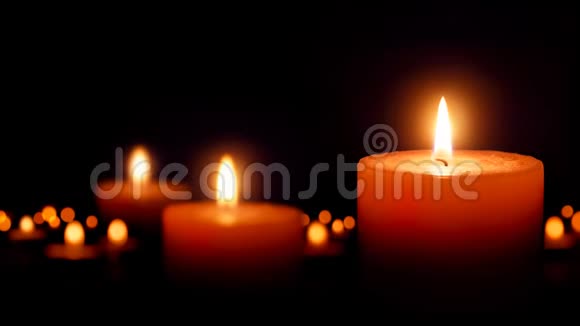 燃烧的蜡烛在黑暗中微微发光视频的预览图