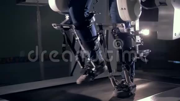 病人的腿在移动模拟装置上缓慢移动视频的预览图