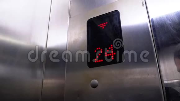 数字显示在电梯与箭头下降显示地板从24至20视频的预览图