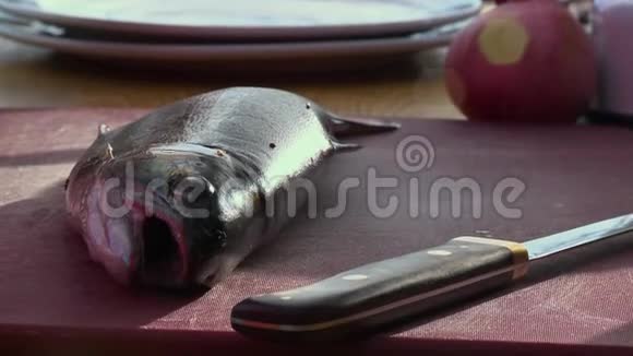 准备和烹饪的鲑鱼视频的预览图
