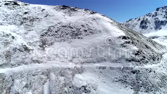 团体旅游徒步旅行者登上山顶冬季登山者视频的预览图