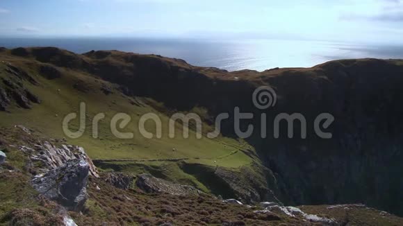 从海洋山和海景的追踪镜头视频的预览图