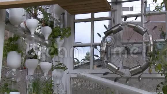 用塑料制成的室内花园手持式视频的预览图