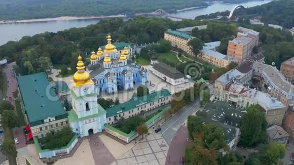 圣米迦勒基辅的黄金教堂从上面看空中镜头视频的预览图