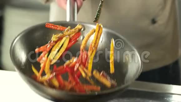 厨师把胡椒片放在平底锅里慢一点视频的预览图