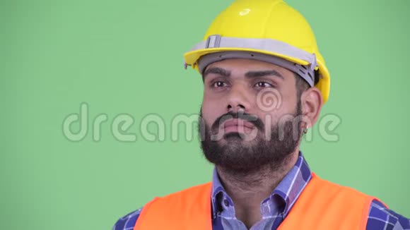 快乐年轻超重留胡子的印度建筑工人视频的预览图