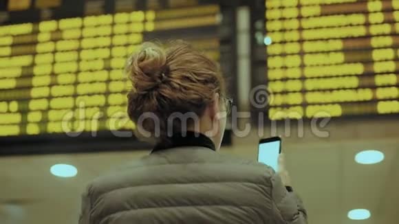 有电话的女旅客视频的预览图
