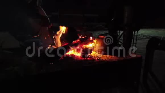 瓦迪朗姆营火在黑夜中燃烧视频的预览图