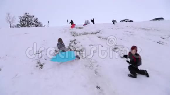 向镜头扔雪球的男孩视频的预览图