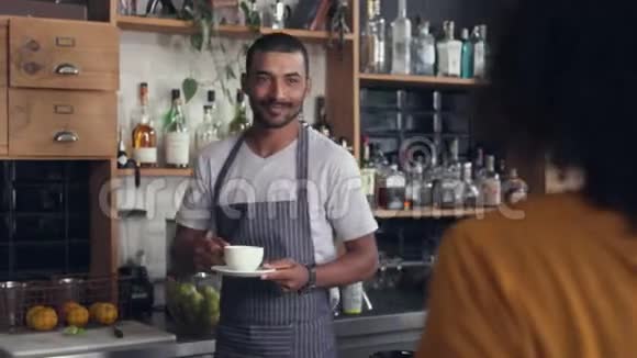 男咖啡师在柜台为顾客提供咖啡视频的预览图
