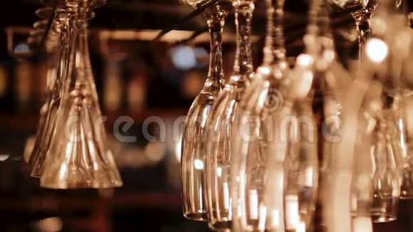干净的酒杯倒挂在餐厅的酒吧架上视频的预览图