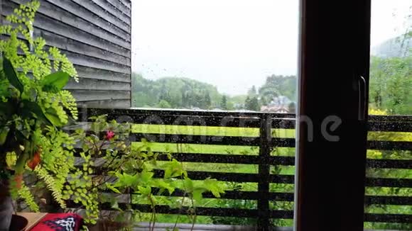 窗外的雨塑料窗户玻璃上的雨滴视频的预览图