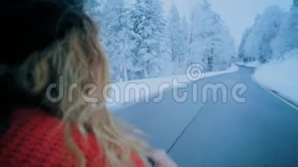 旅游博客有影响力的女孩在冬天拍照片视频的预览图