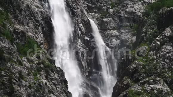 瀑布从岩石山上流下来视频的预览图