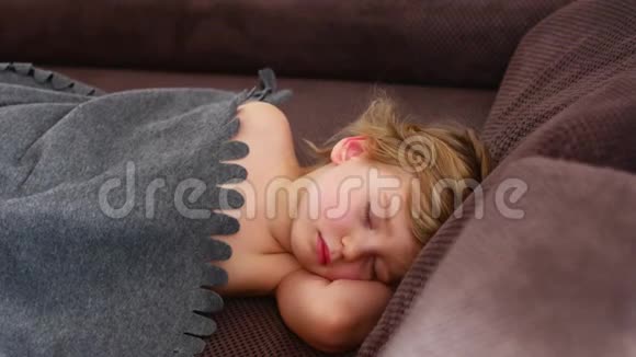 不安睡的孩子女孩在梦中旋转视频的预览图