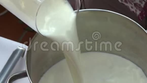 牛奶倒入大金属锅视频的预览图