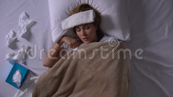 病妇躺在床上咳嗽打喷嚏季节性过敏视频的预览图