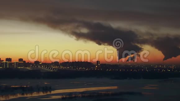 在烟雾污染大气的背景下夜晚城市的灯光闪闪发光视频的预览图