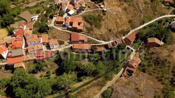 空中无人机镜头中世纪阿拉贡村的沃兹梅迪亚诺和城堡废墟与蒙卡约山的背景视频的预览图