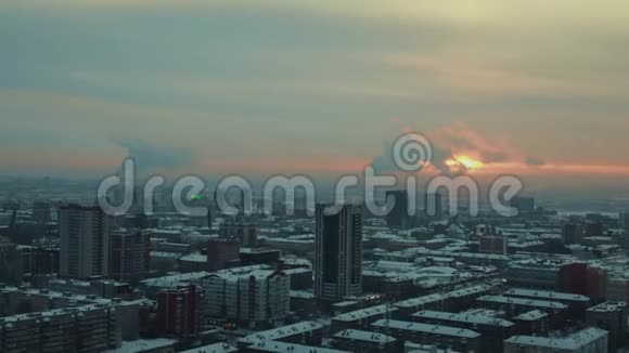 在一个暮色苍茫的城市背景下云一样的蒸汽离开了火力发电厂视频的预览图