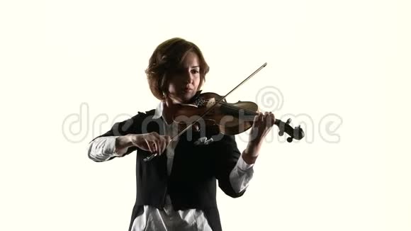 小提琴演奏抒情作品白色背景慢动作视频的预览图