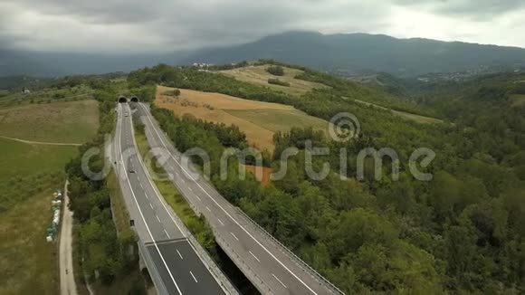 意大利森林的长桥视频的预览图