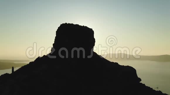 希腊圣托里尼斯卡罗斯岩石的无人机镜头太阳照耀视频的预览图