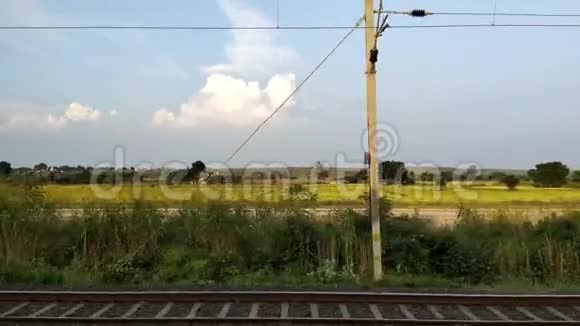 高速列车美丽的格鲁吉亚风景和山丘视频的预览图