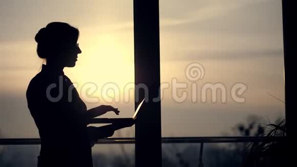 商业女性的黑色轮廓用手提电脑打字手提电脑从一边到另一边视频的预览图