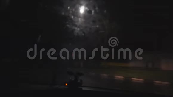 雨中的夜路视频的预览图
