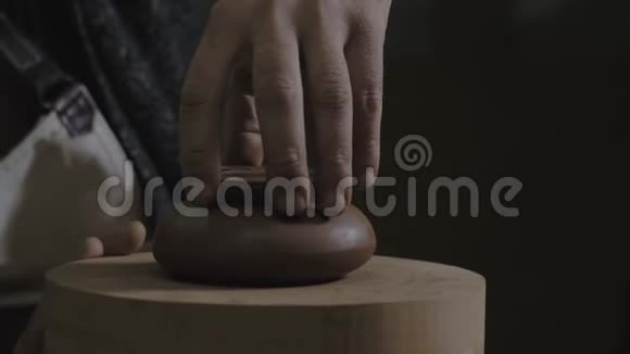 工匠试着用陶土做的茶壶盖手工陶土茶壶为中国茶道棕色陶器茶壶视频的预览图
