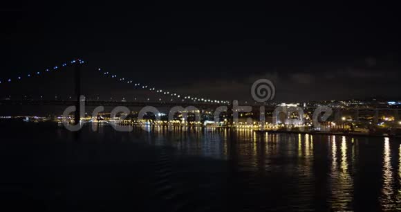 空中观景里斯本夜景葡萄牙里斯本25德阿布里勒夜视频的预览图