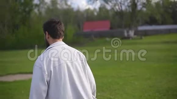 胡子爸爸和女儿一起在体育场踢足球夏日绿草如茵视频的预览图