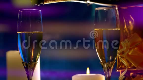 在烛光下享用两瓶香槟视频的预览图