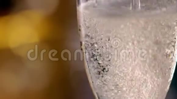 喝一杯起泡的香槟视频的预览图