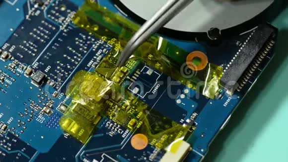 维修电脑电路板拆除卡普顿条纹视频的预览图