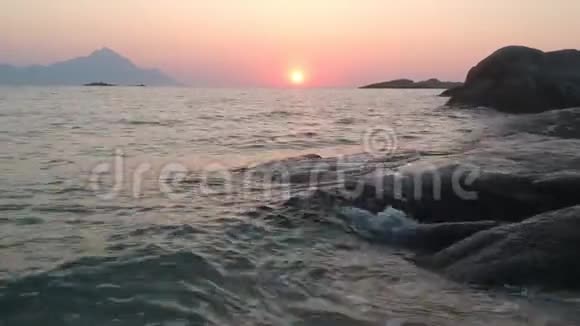 希腊海滩低角度日出无人机天线视频的预览图