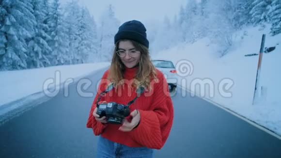 旅游博客有影响力的女孩在冬天拍照片视频的预览图