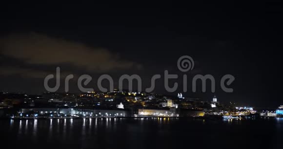 空中观景晚上在葡萄牙里斯本市中心夜灯Lisboa夜商业广场葡萄牙里斯本视频的预览图