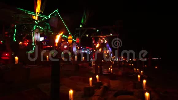 夜间空沙滩酒吧配备聚光灯视频的预览图
