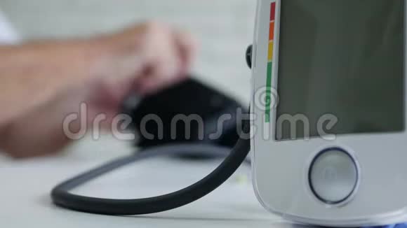 住院病人心血管疾病检查血压视频的预览图