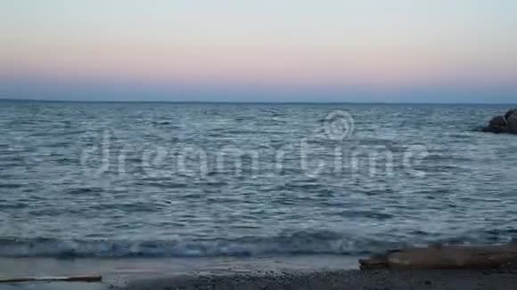 夜晚的大海地平线日落大海或大湖视频的预览图