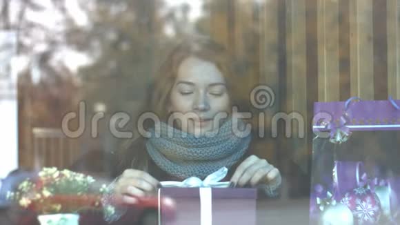 在咖啡馆里带礼物的女孩视频的预览图